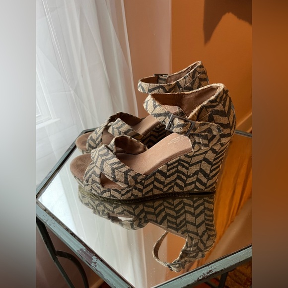 TOMS wedges - Picture 4 of 4
